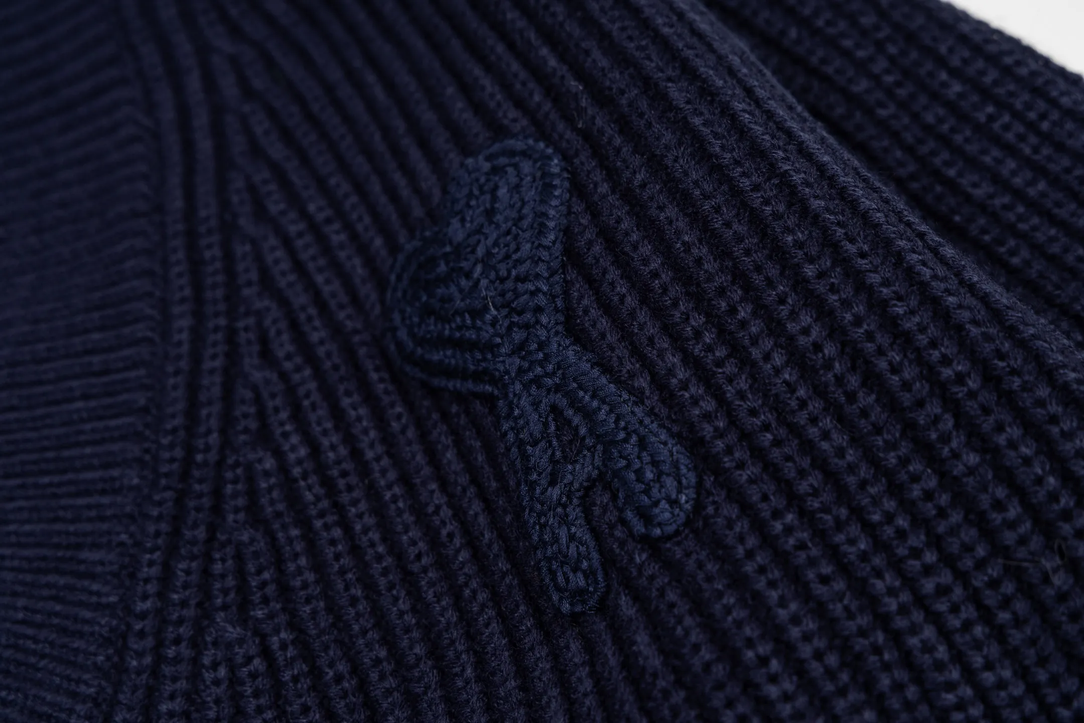 Ami's knitted love stripe contrasting V-neck sweater (Navy Blue) was originally purchased and developed for 2,299. The fabric is made of alpaca wool to maintain a stable shape. The car lines are uniform and firm, and the details are exquisitely processed, reflecting the brand's strict control of quality. The overall design is simple and elegant, suitable for various occasions. Whether it is business or leisure, it can show an elegant and decent style. The overall wiring is straight and delicate, the fabric is comfortable and soft, and the color is consistent without color difference. It can be matched with the Same Style to create a fashionable look and control various occasions. Customized accessories, complete with three standards, the Same Style for men and women. Size:S-M-L-XL